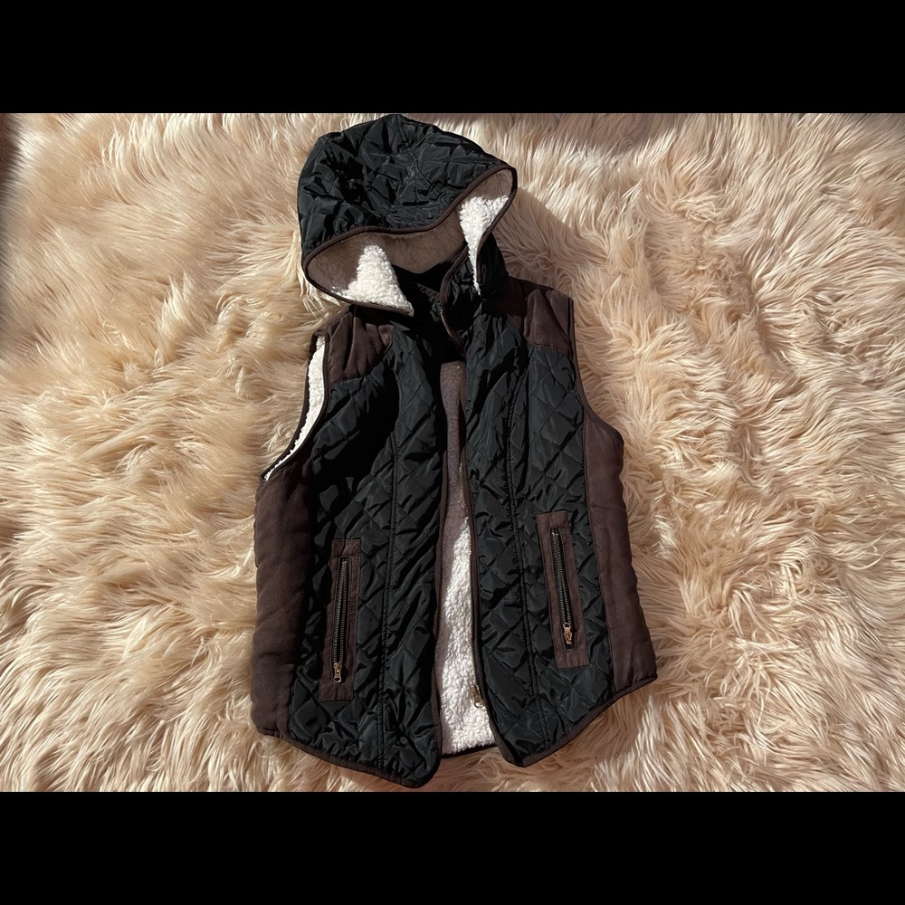 Vest Woman’s brown and black vest medium
